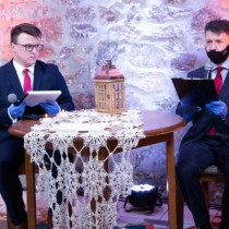 Powiększ zdjęcie Czytanie wierszy Baczyńskiego. Z prawej Poseł na Sejm RP Bartłomiej Dorywalski, z lewej Dyrektor Biura Fundacji im. Stefana Artwińskiego Paweł Kwietniewski.