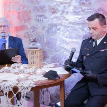 Powiększ zdjęcie Czytanie wierszy Baczyńskiego. Z prawej Komendant Powiatowy PSP we Włoszczowie Andrzej Pacanowski, z lewej Wizytator Kuratorium Oświaty Sławomir Krzysztofik.