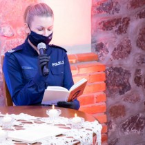 Powiększ zdjęcie Czytanie wierszy Baczyńskiego. Sierż. sztab. Monika Jałocha - przedstawiciel Komendy Powiatowej Policji we Włoszczowie.