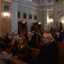 Powiększ zdjęcie Uczestnicy mszy świętej