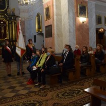 Powiększ zdjęcie Uczestnicy mszy świętej