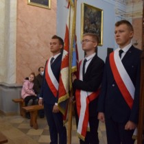 Powiększ zdjęcie Poczet sztandarowy z Zespołu Szkół Nr 2 we Włoszczowie