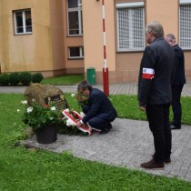 Powiększ zdjęcie Starosta Włoszczowski Dariusz Czechowski, Wicestarosta Łukasz Karpiński oraz delegacja Związku Żołnierzy NSZ składa wiązankę przed kamieniem z tablicą poświęconą pamięci Bohaterów – mieszkańców ziemi włoszczowskiej