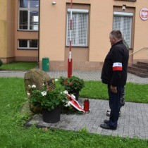 Powiększ zdjęcie Delegacja  Związku Żołnierzy NSZ zapala znicz przed kamieniem z tablicą poświęconą pamięci Bohaterów – mieszkańców ziemi włoszczowskiej