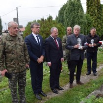Powiększ zdjęcie Starosta Włoszczowski Dariusz Czechowski, Wicestarosta Łukasz Karpiński oraz delegacja Związku Żołnierzy NSZ zapalają znicz na mogiłach pomordowanych podczas II wojny światowej