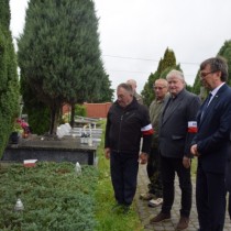 Powiększ zdjęcie Starosta Włoszczowski Dariusz Czechowski, Wicestarosta Łukasz Karpiński oraz delgacja Związku Żołnierzy NSZ przed mogiłami pomordowanych podczas II wojny światowej