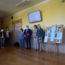 Powiększ zdjęcie Od lewej strony stoją: nauczyciel Urszula Słowik, wicestarosta Łukasz Karpiński, dyrektor I LO Bożena Kaczor, nauczyciel Magdalena Kuterasińska