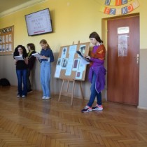 Powiększ zdjęcie Uczniowie kl. I a czytają fragment dramatu Gabrieli Zapolskiej ,,Moralność pani Dulskiej