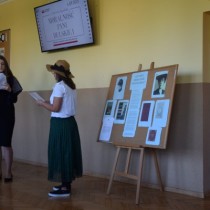 Powiększ zdjęcie Uczniowie kl. II a czytają fragment dramatu Gabrieli Zapolskiej ,,Moralność pani Dulskiej