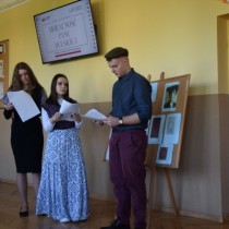 Powiększ zdjęcie Uczniowie kl. II a czytają fragment dramatu Gabrieli Zapolskiej ,,Moralność pani Dulskiej