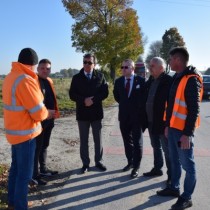 Powiększ zdjęcie Wizyta Przewodniczącego Rady Powiatu Włoszczowskiego Zbigniewa Matyśkiewicza oraz Starostów Dariusza Czechowskiego i Łukasza Karpińskiego w miejscu inwestycji w Woli Kuczkowskiej.