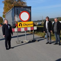 Powiększ zdjęcie W miejscu zmienionej organizacji ruchu na drodze przy przebudowywanym przejeździe kolejowym stoją od lewej: wicestarosta Łukasz Karpiński, starosta Dariusz Czechowski i przewodniczący Rady Powiatu Zbigniew Matyśkiewicz.