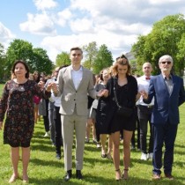 Powiększ zdjęcie Uczniowie, nauczyciele i goście utworzyli pary i tańczą firury poloneza