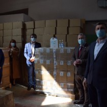 Powiększ zdjęcie Dyrektor i Zarząd Powiatu przy dostawie środków dezynfekcyjnych