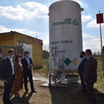 Powiększ zdjęcie Zarząd Powiatu Włoszczowskiego przy zewnętrznej instalacji tlenowej ZOZ Włoszczowa
