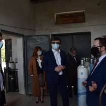 Powiększ zdjęcie Zarząd Powiatu przy zapasie butli tlenowych 