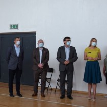 Powiększ zdjęcie Podsumowanie%20Kwalifikacji%20Wojskowej%20we%20Włoszczowie.%20Od%20lewej%20stoją%20dyrektor%20ZOZ%20Rafał%20Krupa,%20Wicestarosta%20Łukasz%20Karpiński,%20Starosta%20Dariusz%20Czechowski,%20dyr.%20PCK-R%20Teresa%20Chudy