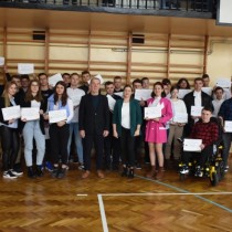 Powiększ zdjęcie Grupa%20młodzieży%20z%20ZS%20nr%203%20im%20S.%20Staszica%20we%20Włoszczowie%20z%20nauczycielami%20i%20dyrekcją.