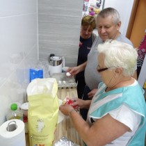 Powiększ zdjęcie Warsztaty kulinarne w Klubie Seniora 