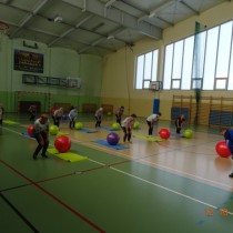 Powiększ zdjęcie Ćwiczenia seniorów z rehabilitantem Michałem Gackiem