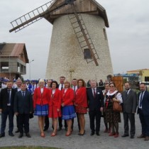 Powiększ zdjęcie Oficjalne otwarcie Krasockiego Muzeum Chleba. Uczestnicy wydarzenia na tle wyremontowanego Krasocińskiego wiatraka.