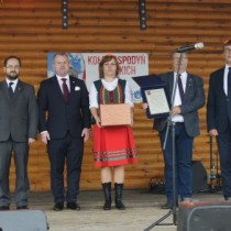 Powiększ zdjęcie Od%20lewej%20stoją%20członek%20Zarządu%20Powiatu%20Włoszczowskiego%20%20Rafał%20Pacanowski,%20wicestarosta%20Łukasz%20Karpiński,%20dyrektor%20Biblioteki%20w%20Krasocinie%20Magdalena%20Kowalczyk,%20wójt%20Gminy%20Krasocin%20Ireneusz%20Gliściński,%20starosta%20włoszczowski%20Dariusz%20Czechowski.