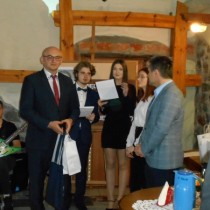 Powiększ zdjęcie Finał X Międzyszkolnego Konkursu Poetyckiego im. Łukasza Uniejewskiego - rozdanie nagród. Od lewej stoją: Senator Jacek Włosowicz, laureatka konkursu trzyma dyplom , obok uczniowie I LO, dyrektor Sylwester Kasprzyk, który trzyma torebki z upominkami.
