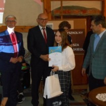 Powiększ zdjęcie Od lewej stoją: Senator Jacek Włosowicz, laureatka konkursu trzyma dyplom i torebkę z upominkiem, dyrektor Sylwester Kasprzyk, wizytator Świętokrzyskiego Kuratorium Oświaty Sławomir Krzysztofik.