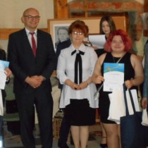 Powiększ zdjęcie Od lewej stoją: Senator Jacek Włosowicz, laureatka konkursu trzyma dyplom i torebkę z upominkiem, Członek Zarządu Powiatu Włoszczowskiego Małgorzata Gusta, dyrektor Sylwester Kasprzyk, laureatka trzyma dyplom.