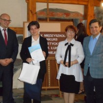 Powiększ zdjęcie Od lewej stoją: Senator Jacek Włosowicz, laureat konkursu trzyma dyplom i torebkę z upominkiem, Członek Zarządu Powiatu Włoszczowskiego Małgorzata Gusta, dyrektor Sylwester Kasprzyk.