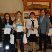 Powiększ zdjęcie Od lewej stoją: Senator Jacek Włosowicz, Członek Zarządu Powiatu Włoszczowskiego Małgorzata Gusta, laureaci konkursu trzymają dyplomy i upominki, dyrektor Sylwester Kasprzyk.