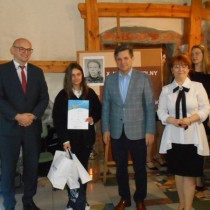Powiększ zdjęcie Od lewej stoją: Członek Zarządu Powiatu Włoszczowskiego Małgorzata Gusta, Senator Jacek Włosowicz, laureatka konkursu trzyma dyplom i upominki, dyrektor Sylwester Kasprzyk.