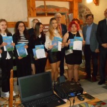 Powiększ zdjęcie Finał X Międzyszkolnego Konkursu Poetyckiego im. Łukasza Uniejewskiego. Zdjęcie zbiorowe: organizatorzy, goście i laureaci stoją pozując do wspólnego zdjęcia.