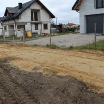 Powiększ zdjęcie Przebudowywana droga dojazdowa wewnętrzna we Włoszczowie od ul. Ogrodowej w kierunku ul. Koniecpolskiej