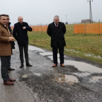 Powiększ zdjęcie Starosta%20Włoszczowski,%20Wicestarosta,%20Dyrektor%20Zarządu%20Dróg%20Powiatowych%20i%20Burmistrz%20Gminy%20Włoszczowa%20na%20drodze%20powiatowej%20Nr%200214T%20Rogienice%20-%20Ogarka%20rozmawiają%20o%20pilnej%20potrzebie%20jej%20remontu