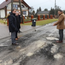 Powiększ zdjęcie Starosta Włoszczowski, Wicestarosta, Dyrektor Zarządu Dróg Powiatowych i Burmistrz Gminy Włoszczowa na drodze powiatowej Nr 0214T Rogienice - Ogarka rozmawiają o pilnej potrzebie jej remontu