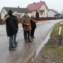 Powiększ zdjęcie Starosta Włoszczowski, Wicestarosta, Dyrektor Zarządu Dróg Powiatowych, Burmistrz Gminy Włoszczowa i były sołtys Ogarki na drodze powiatowej Nr 0214T Rogienice - Ogarka rozmawiają o pilnej potrzebie jej remontu