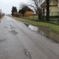 Powiększ zdjęcie Zniszczona droga powiatowa Nr 0214T na odcinku Rogienice - Ogarka