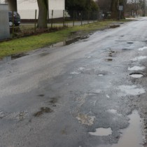 Powiększ zdjęcie Zniszczona droga powiatowa Nr 0214T na odcinku Rogienice - Ogarka