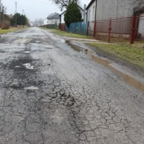 Powiększ zdjęcie Zniszczona droga powiatowa Nr 0214T na odcinku Rogienice - Ogarka