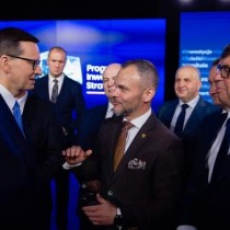 Powiększ zdjęcie Prezes Rady Ministrów Premier Mateusz Morawiecki z samorządowcami.