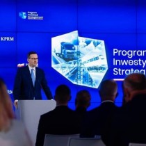 Powiększ zdjęcie Prezes Rady Ministrów Premier Mateusz Morawiecki przemawia.