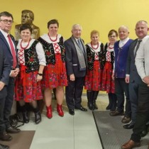 Powiększ zdjęcie KGW Cieślaneczki z Zarządem Powiatu Włoszczowskiego. W środku Poseł RP Krzysztof Lipiec.