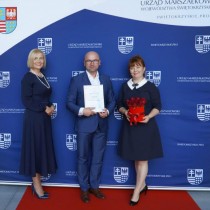 Powiększ zdjęcie Wicemarszałek Województwa Świętokrzyskiego Renata Janik, dziennikarz Rafał Banaszek i Członek Zarządu Powiatu Włoszczowskiego Małgorzata Gusta