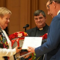 Powiększ zdjęcie Nagrodę otrzymuje przedstawicielka Stowarzyszenia KGW Oleszno