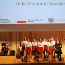 Powiększ zdjęcie Występ KGW „Skorkowianki” ze Skorkowa i Kapeli „Włoszczowskie Muzykanty”
