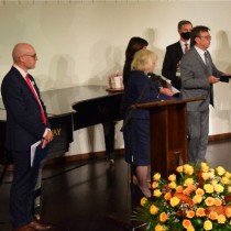Powiększ zdjęcie Starosta Włoszczowski Dariusz Czechowski składa gratulacje Zuzannie Ślęzak