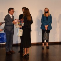 Powiększ zdjęcie Starosta Włoszczowski Dariusz Czechowski wręcza nagrodę Zuzannie Ślęzak