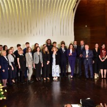 Powiększ zdjęcie Leauraci, rodzice, dyrektorzy szkół i przedstawiciele organów prowadzących uczestniczący w gali