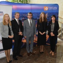 Powiększ zdjęcie Od prawej strony: dyrektor I LO Bożena Kaczor, Zuzanna Ślęzak, starosta Dariusz Czechowski, Robert Ślęzak, Marta Ślęzak